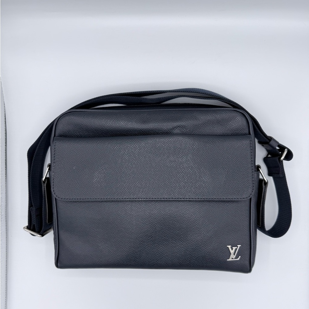 LOUIS VUITTON Taiga Alex-Messenger Messenger